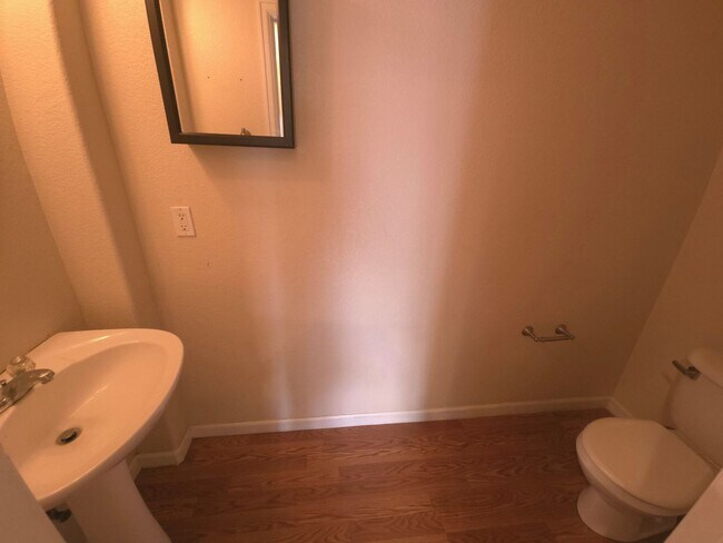 Building Photo - 3 Bedroom Townhome in Sage Creek