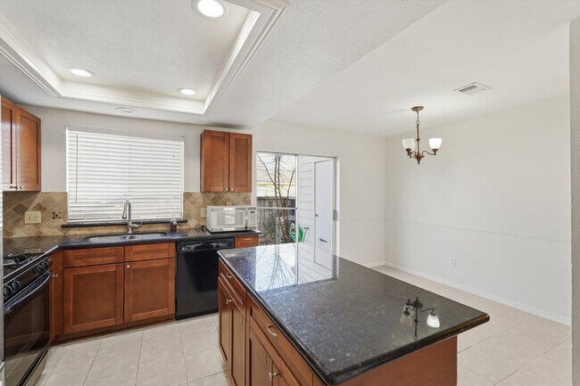 Foto del edificio - 2808 Grants Lake Blvd