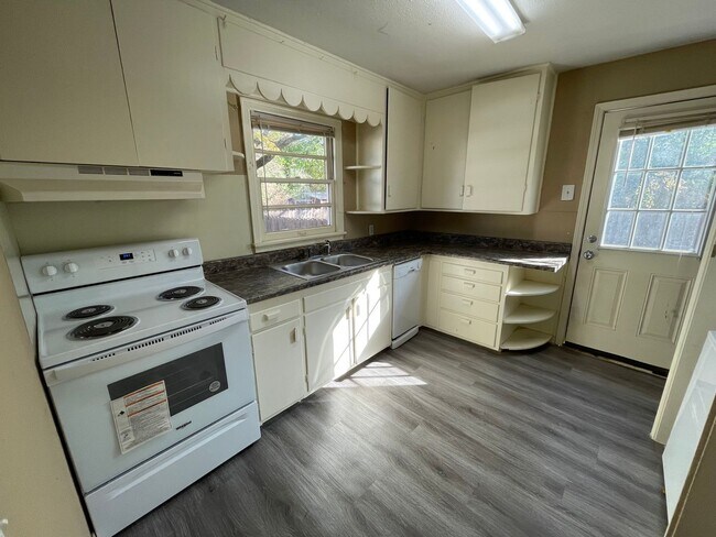 Building Photo - House Close to Campus with Large Backyard!