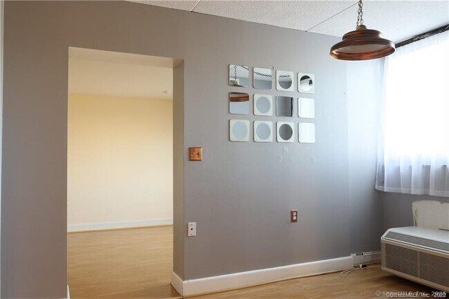 Building Photo - 60 Strawberry Hill Ave