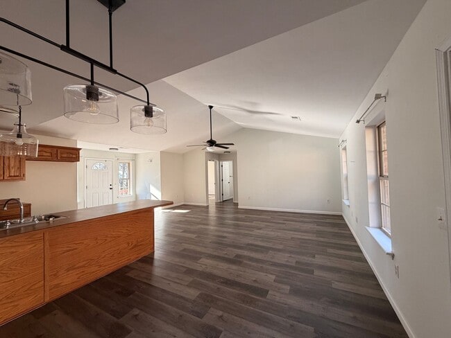 Foto del edificio - Welcome to this conveniently located home in Russellville, AR, a place where comfort meets style.