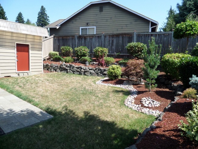 Building Photo - Fabulous 4 Bedroom Home with Gorgeous Fenc...