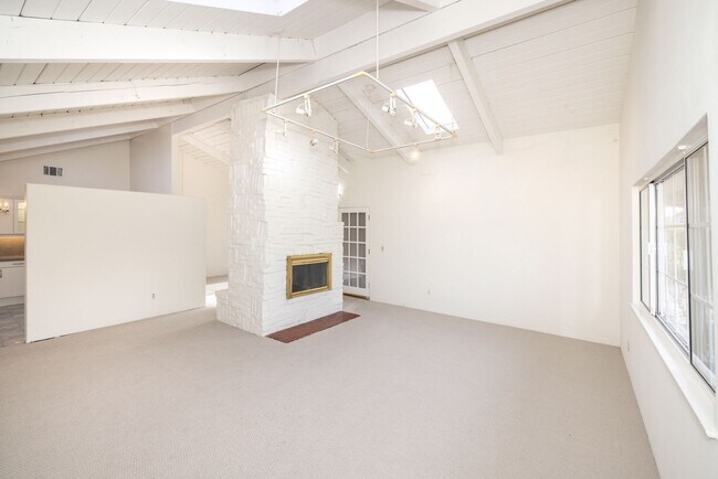 Foto del edificio - Charming 3 Bed, 2 Bath Single Story Home - Available Short Term!