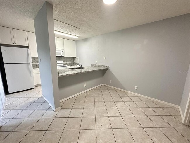 Building Photo - 5363 Bamboo Ct