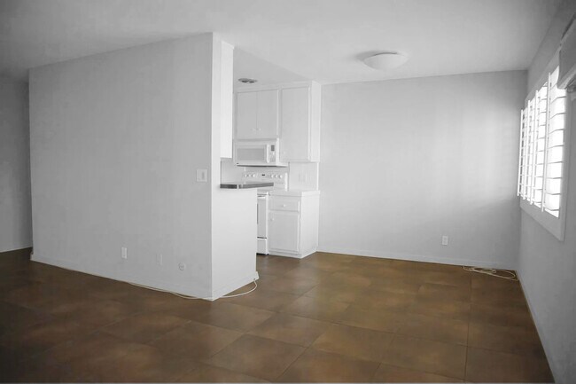 Dinning Room - 1233 N Flores St