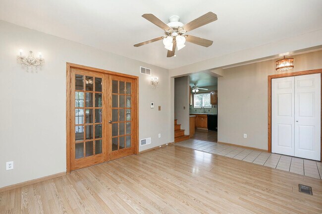 Building Photo - 804 N Van Buren St