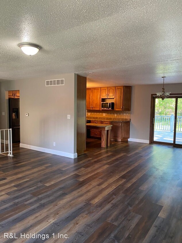 Primary Photo - 4 br, 2.5 bath House - 883 Roanoke Dr