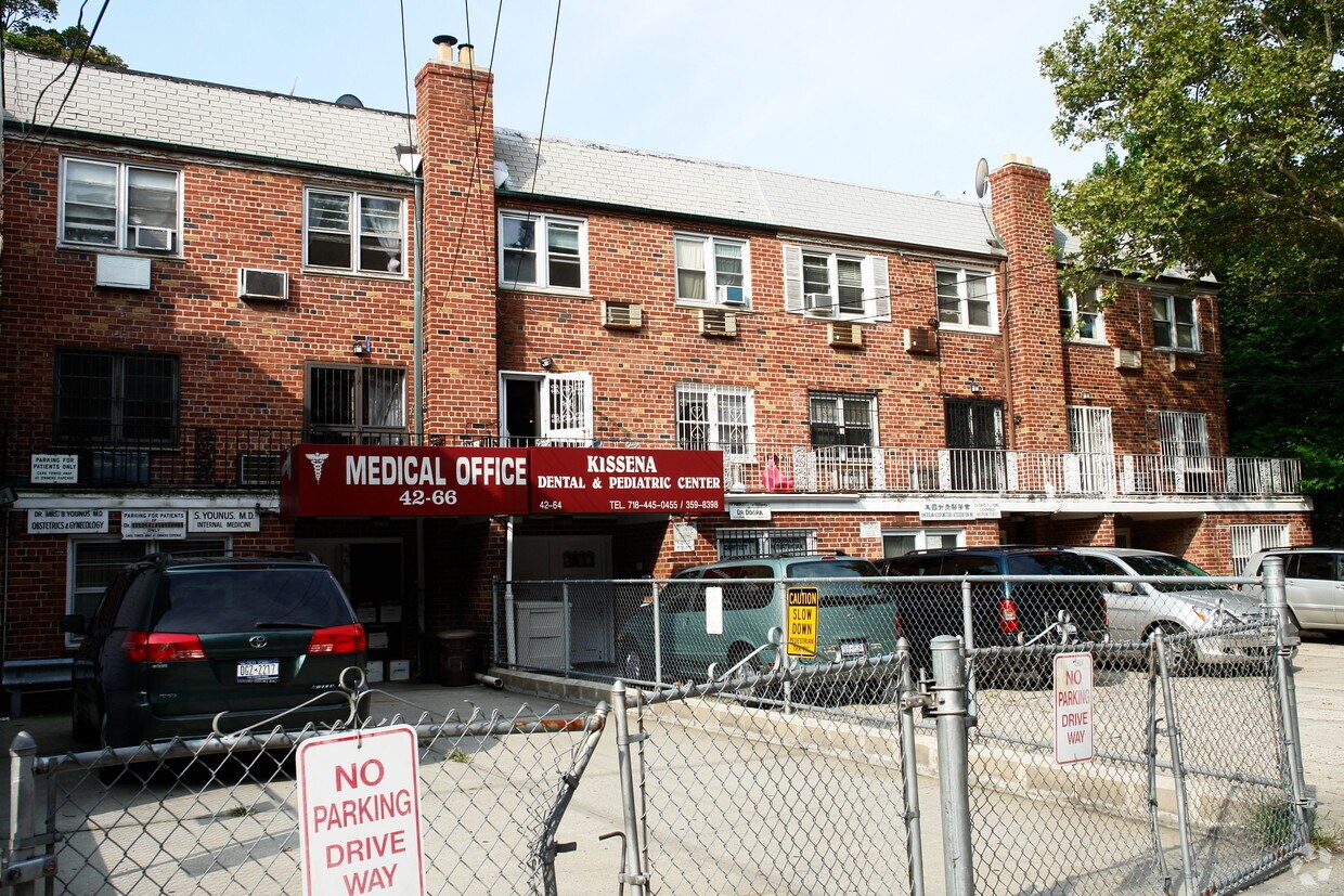 Building Photo - 4260 Kissena Blvd