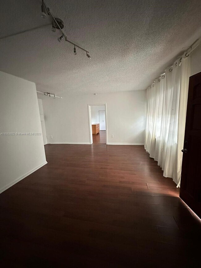 Foto del edificio - 7945 East Dr