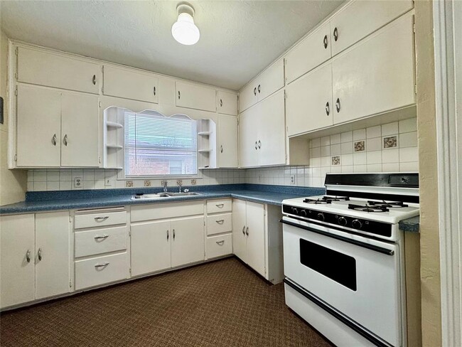 Building Photo - 711 N Broadway Ave