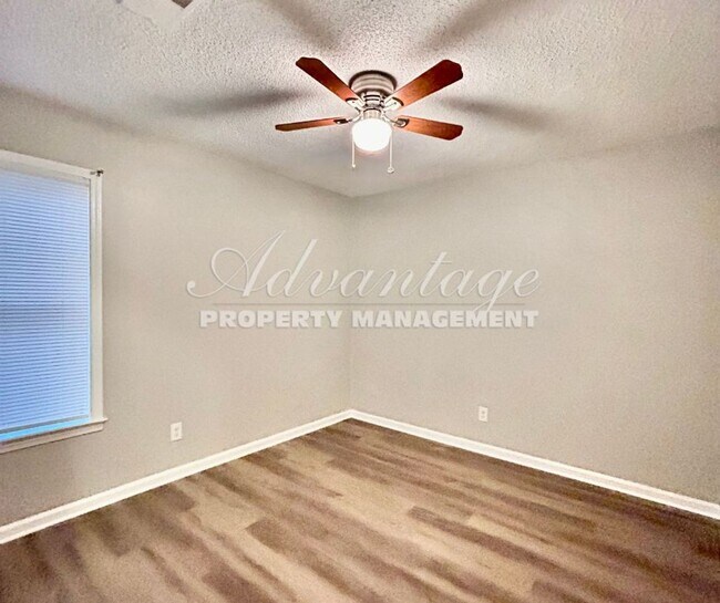 Building Photo - Beautifully Remodeled | 3 Bedroom | 2 Bath...