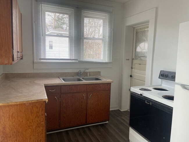 Building Photo - Large 3 Bedroom Home For Rent