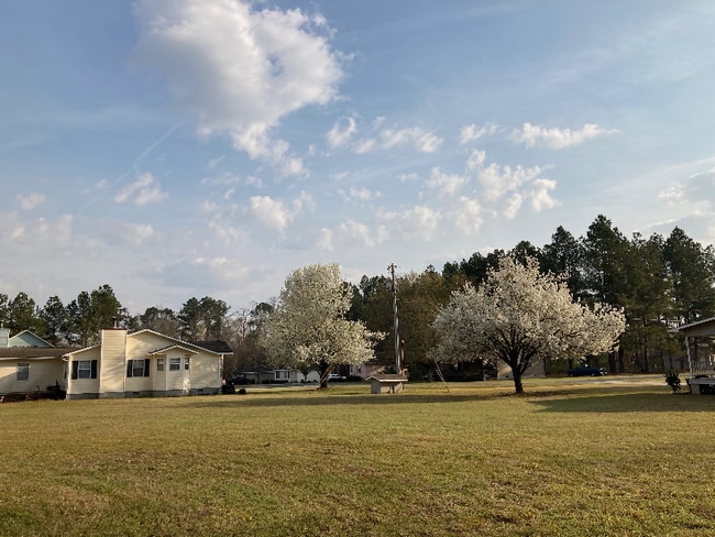 Building Photo - 611 Windcrest Dr