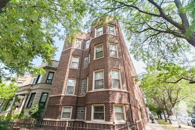 Building Photo - 1304 W Waveland Ave