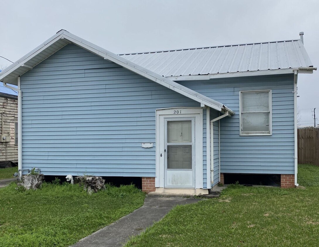 Primary Photo - Charming 3-Bedroom, 2-Bathroom Home in the...