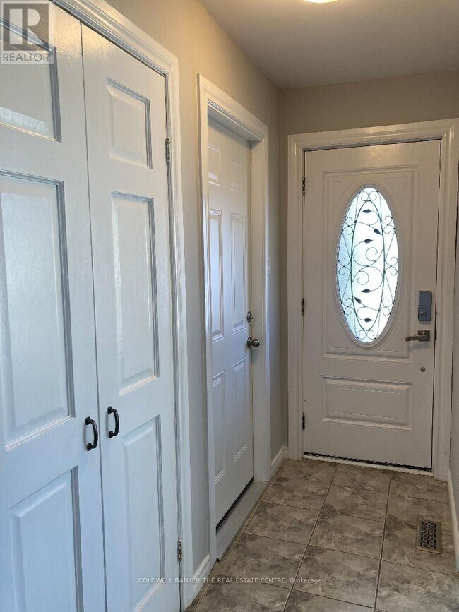 Photo du bâtiment - 355 Leacock Dr