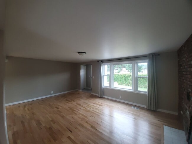 Building Photo - Newly Remodeled