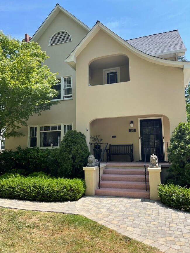 Foto del edificio - RARE EAST SACRAMENTO home available