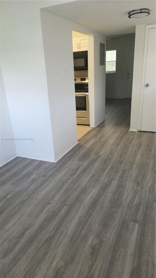 Foto del edificio - 502-504 Phippen Waiters Rd