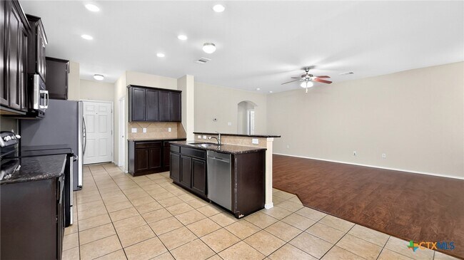 Foto del edificio - 3403 Cricklewood Drive