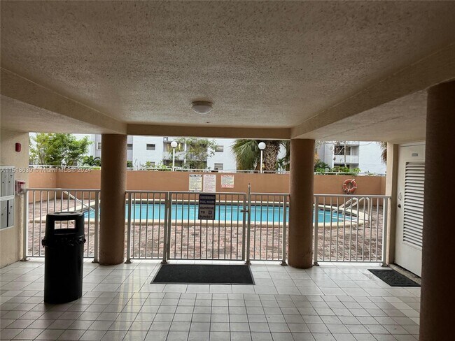 Foto del edificio - 8050 NW 8th St