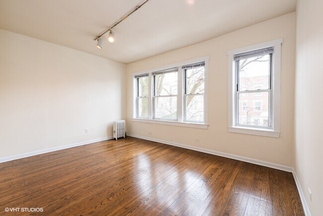 Building Photo - 4000 N Kenmore Ave
