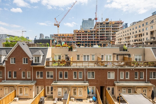 Building Photo - 560 Front St W