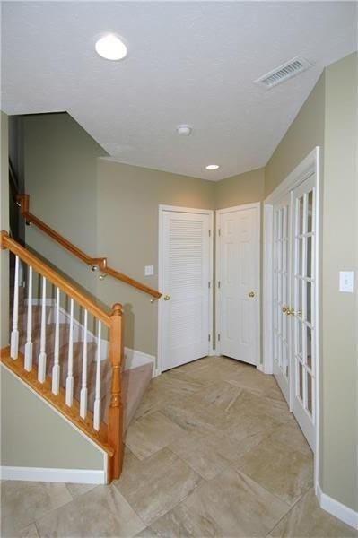Building Photo - 208 Village Pl