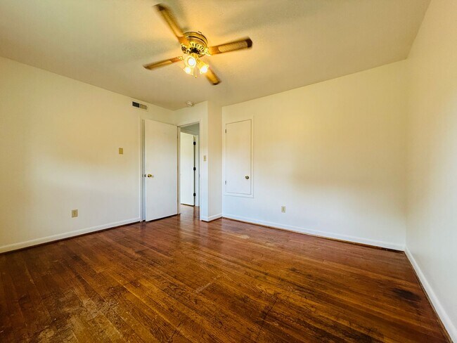 Foto del edificio - COMING SOON-1718 Patterson Circle