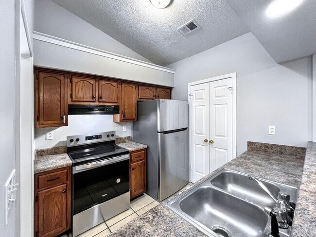 Building Photo - 7112 Brenwood Dr
