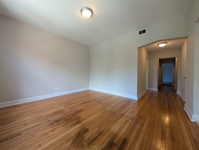 Building Photo - 3145 W Medill Ave