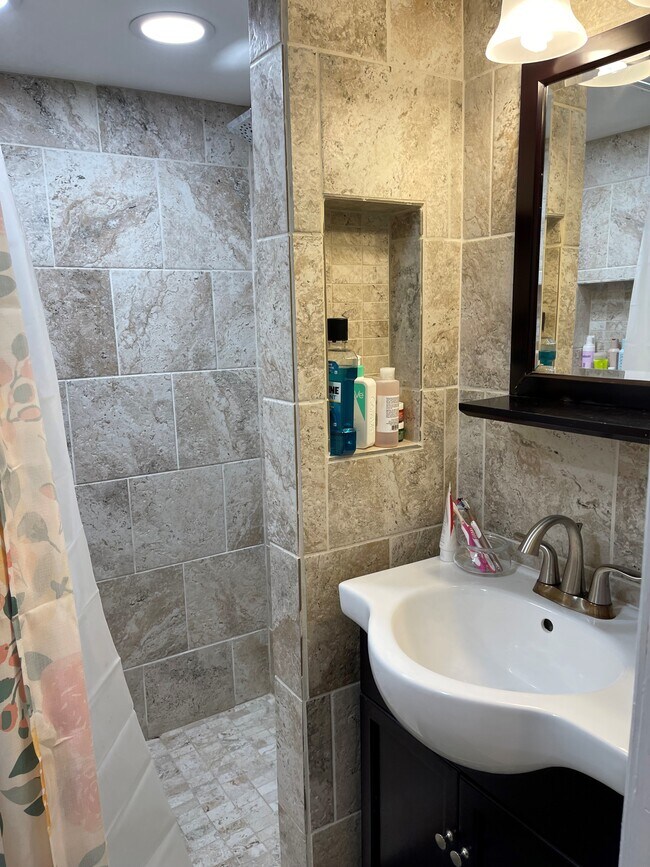 Baño 1 - 114 College Ave