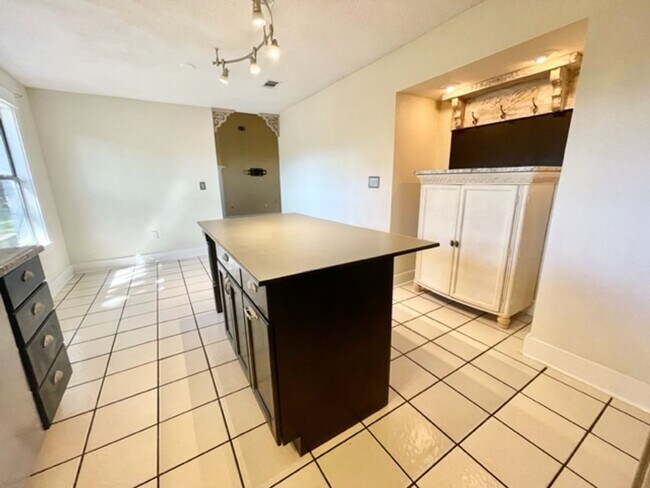 Building Photo - 1315 Forest Shore Dr