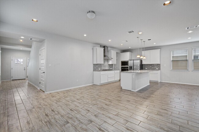 Building Photo - 300 Delta Crst