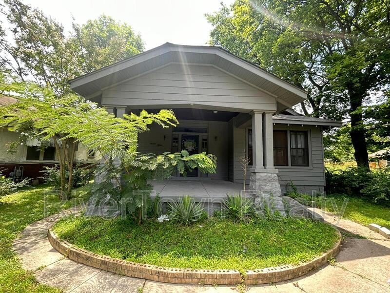Primary Photo - 1615 E McLemore Ave