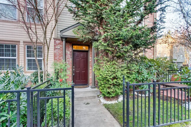 Foto del edificio - Stylish Townhome with Dual Primary Suites, Bonus Room & Prime Location Near Intel!