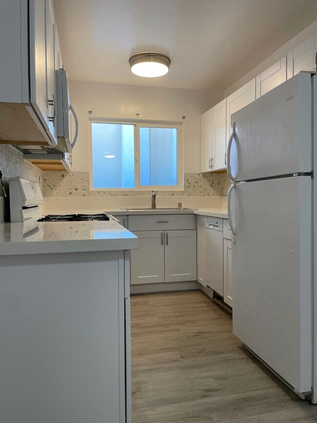 Kitchen - 11748 Kiowa Ave