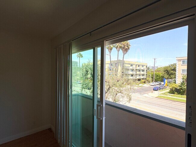 Balcón con vistas a la ciudad - 2445 S Barrington Ave