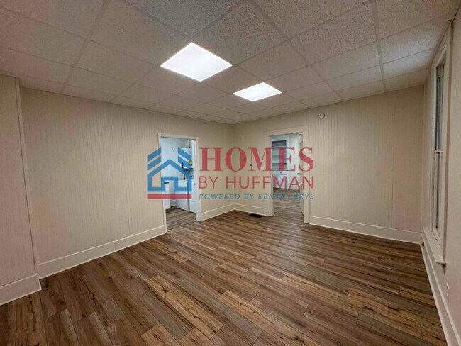 Building Photo - Three Bedroom | Detached Garage