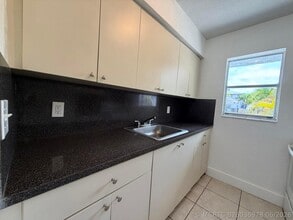 Building Photo - 2127 Davie Blvd