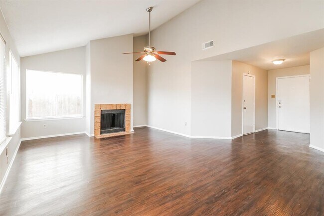 Foto del edificio - 12631 Day Hollow Ln