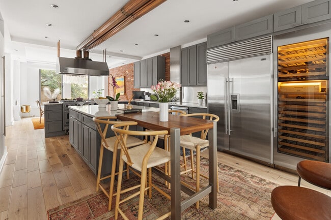 Building Photo - 122 E 25th St