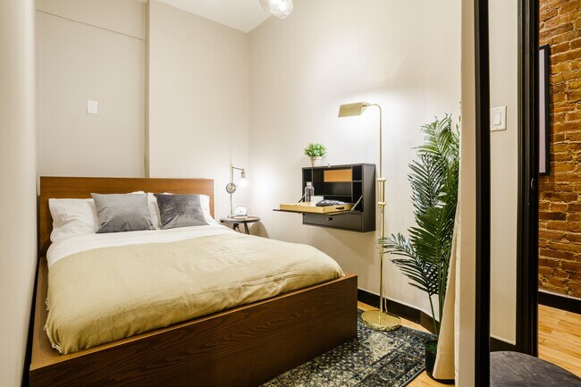 Foto del edificio - 443 W 48th St