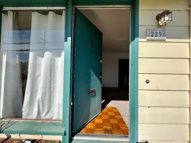 Building Photo - 2/1 House in Central Eureka with Large Yar...