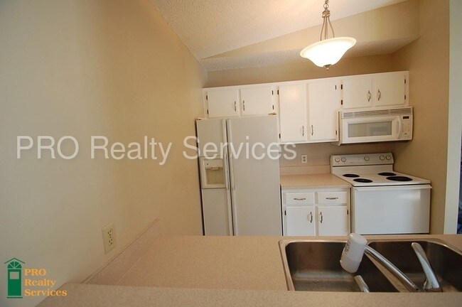 Building Photo - Two Bedroom Townhome in Woodbury!