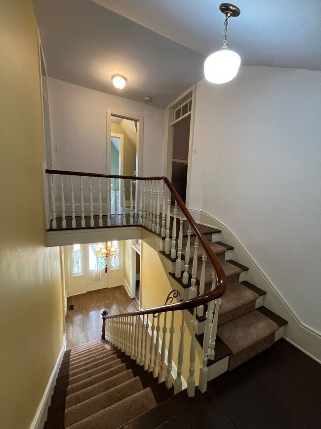 Foto del edificio - Premium location!  Downtown 3BR 2.5BA with 2 car garage