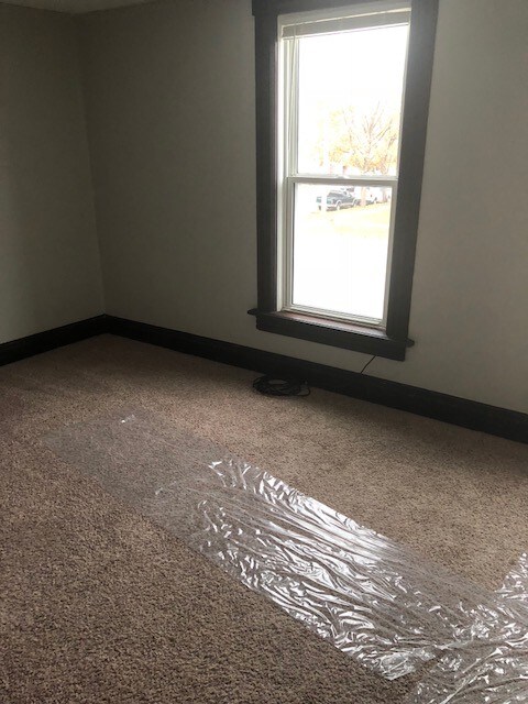 Bedroom - 607 E Broadway St