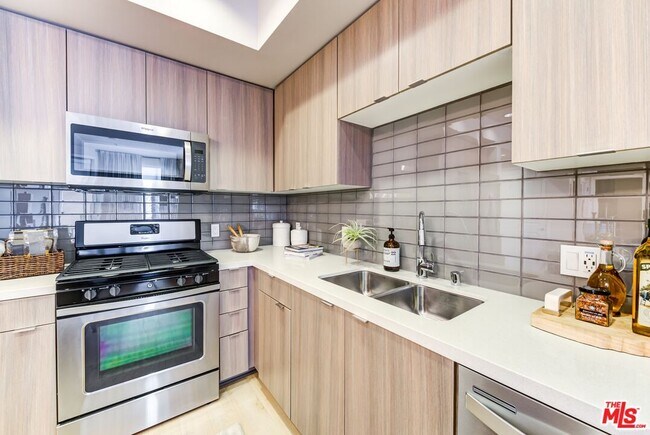 Foto del edificio - 7290 Edinger Ave