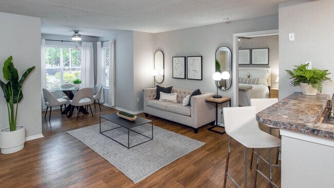 Desde el café de la mañana en el soleado solárium hasta las acogedoras tardes en la sala de estar, este espacio está diseñado para la comodidad diaria. - The Enclave at Huntington Woods