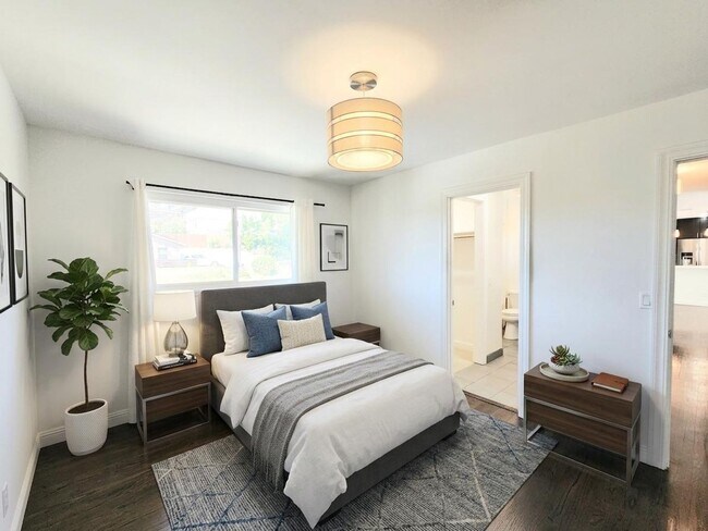 Foto del edificio - 3 bedroom 3 bathroom hillside Pacifica home with serene views